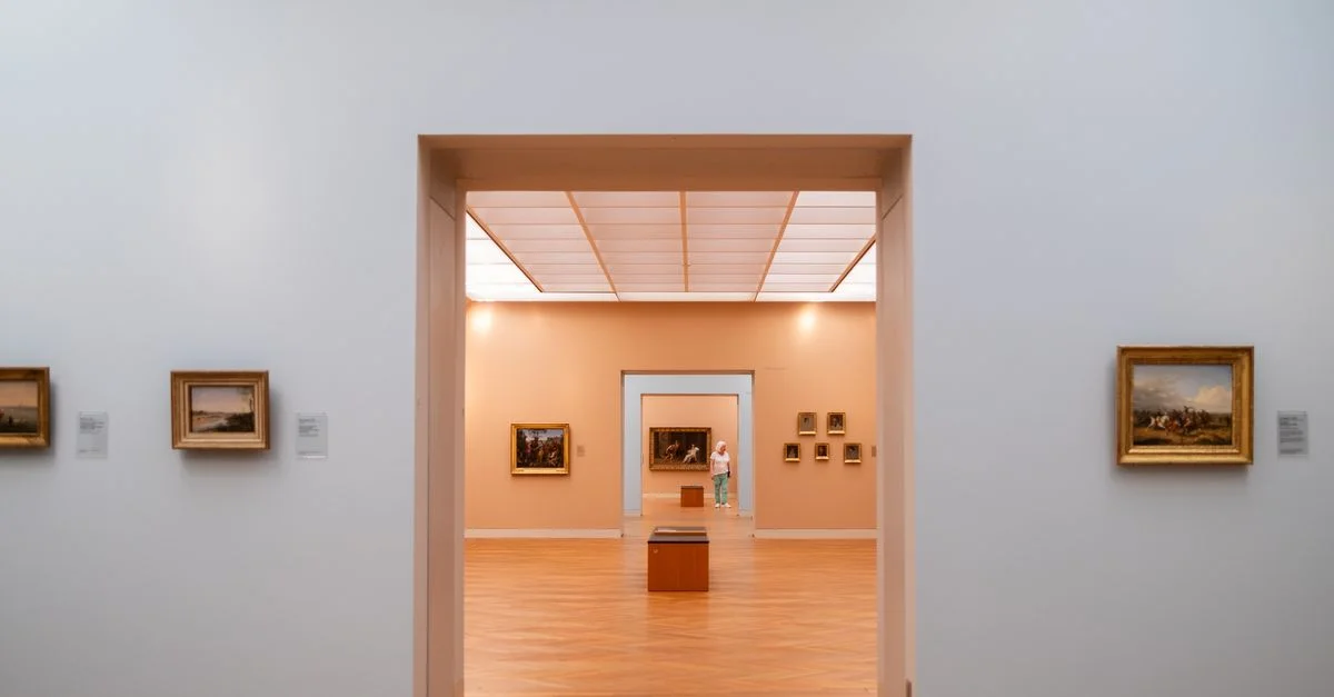 Une galerie de musée sereine avec des œuvres encadrées ornant les murs, présentant des peintures classiques.