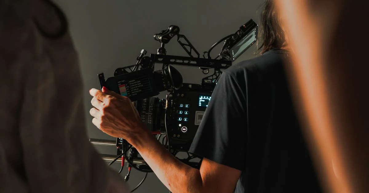 Vue des coulisses d'une équipe de tournage utilisant du matériel cinématographique professionnel lors d'un tournage.