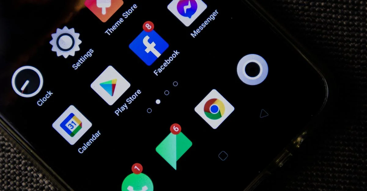 Gros plan de l'écran d'un smartphone affichant diverses icônes de réseaux sociaux et d'applications.