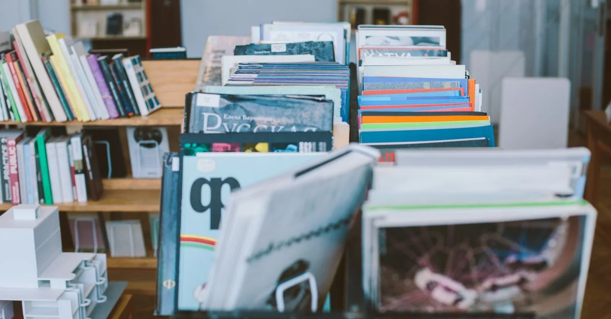 Un gros plan d'une étagère remplie de divers livres empilés et magazines dans un cadre de bibliothèque.